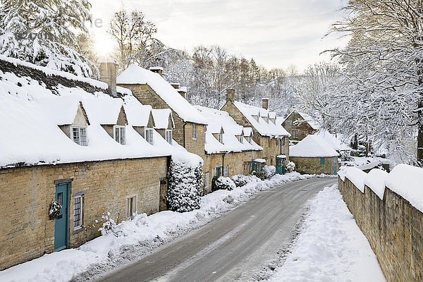 Reihe von Cotswold-Steinhäusern im Winter Schnee bedeckt  Snowshill  Cotswolds  Gloucestershire  England  Vereinigtes Königreich  Europa