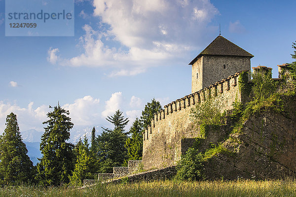 Festung Burgergarde und Stadtmauer  Monchsberg  Salzburg  Österreich  Europa