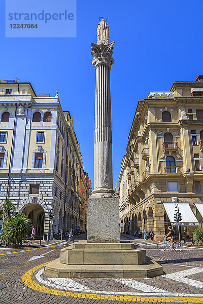 Colonna Madonna di Noli auf der Piazza Garibaldi vor blauem Himmel  Padua  Venetien  Italien  Europa