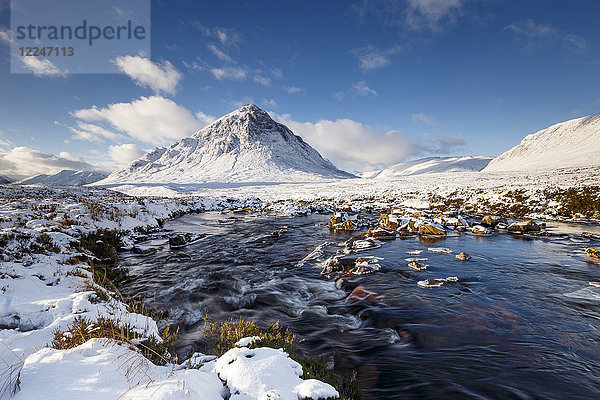 Eine winterliche Szene am Buachaille Etive Mor und dem Fluss Coupall  Glencoe  Highlands  Schottland  Vereinigtes Königreich  Europa