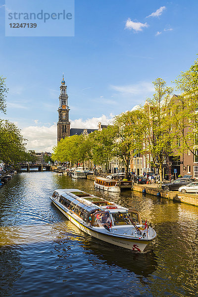 Boot auf dem Prinsengracht-Kanal  mit Westerkerk im Hintergrund  Amsterdam  Niederlande  Europa