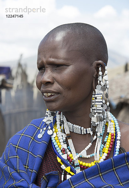 Eine Massai-Frau trägt kunstvollen Perlenschmuck in der Ngorongoro Conservation Area  Tansania  Ostafrika  Afrika