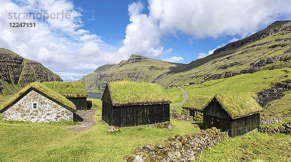 Panoramablick auf typische Grasdachhäuser  Saksun  Insel Streymoy  Färöer  Dänemark  Europa