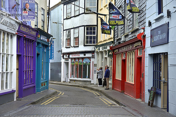 Bunt bemalte Häuser und Ladenfassaden  Market Lane  Kinsale  Wild Atlantic Way  Grafschaft Cork  Munster  Republik Irland  Europa