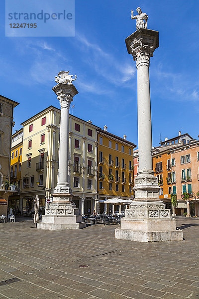 Zwei Säulen auf der Piazza dei Signori  eine mit dem Löwen von Venedig  die andere mit dem Heiligen Theodor  Vicenza  Venetien  Italien  Europa