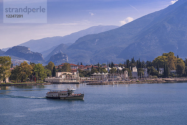 Ansicht einer Fähre  die den Hafen von Riva del Garda verlässt  Gardasee  Trentino  Italienische Seen  Italien  Europa