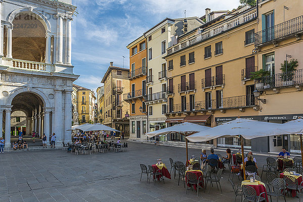 Blick auf Cafés und Architektur auf der Piazza Signori  Vicenza  Venetien  Italien  Europa
