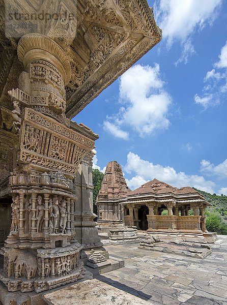 Die Sas-Bahu-Tempel  bestehend aus zwei Tempeln und einem steinernen Torbogen mit exquisiten Schnitzereien  die Hindu-Gottheiten darstellen  in der Nähe von Udaipur  Rajasthan  Indien  Asien