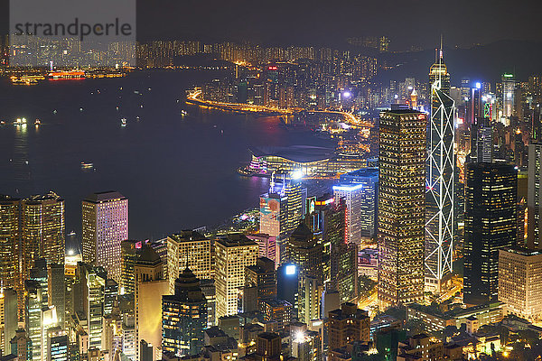 Skyline der Stadt vom Victoria Peak aus gesehen bei Nacht  Hongkong  China  Asien
