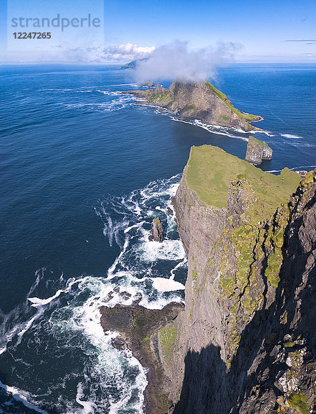 Panoramablick auf die Schornsteine von Drangarnir und die Insel Tindholmur  Vagar Island  Färöer Inseln  Dänemark  Europa (Drohne)