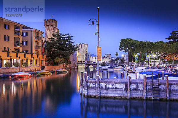 Blick auf die Scaligerburg und Boote im Hafen in der Abenddämmerung  Sirmione  Gardasee  Lombardei  Italienische Seen  Italien  Europa