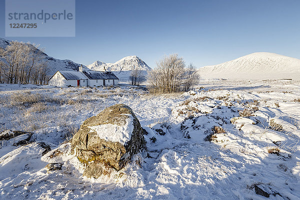 Eine winterliche Szene bei Black Rock cottage und Buachaille Etive Mor im Rannoch Moor  Highlands  Schottland  Vereinigtes Königreich  Europa