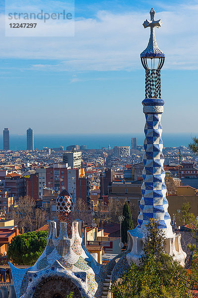 Häuser im Park Guell des Architekten Antoni Gaudi  UNESCO-Weltkulturerbe  mit Blick über die Stadt auf das Meer  Barcelona  Katalonien  Spanien  Europa