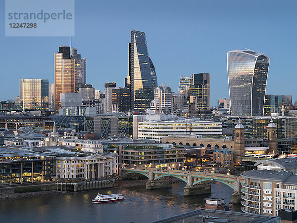 Skyline der Londoner Square Mile von der Tate Switch  London  England  Vereinigtes Königreich  Europa
