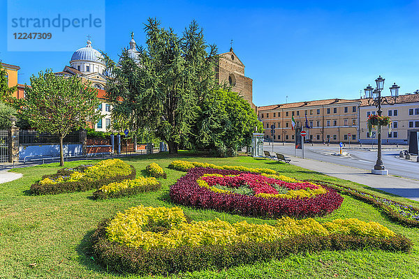 Blick auf die Gärten in Prato della Valle und die Basilika Santa Giustina im Hintergrund  Padua  Venetien  Italien  Europa