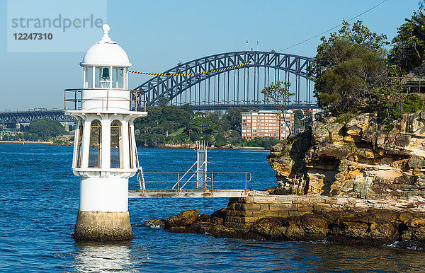 Cremorne Point Leuchtturm mit Harbour Bridge dahinter  Sydney  New South Wales  Australien  Pazifik