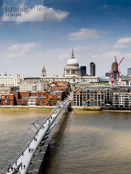 St. Paul's Cathedral und Millennium Bridge von der Tate Gallery  London  England  Vereinigtes Königreich  Europa