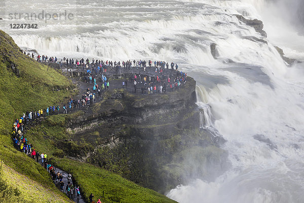 Touristen besuchen den berühmten Gullfoss (Goldener Wasserfall) und den Fluss Olfusa im Südwesten Islands  Polarregionen
