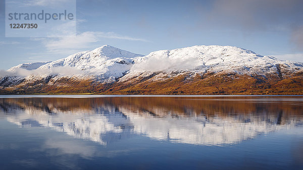 Winterliche Szene von Loch Linnhe  in der Nähe von Fort William  bei ruhigem Wetter mit Reflexionen  Highlands  Schottland  Vereinigtes Königreich  Europa