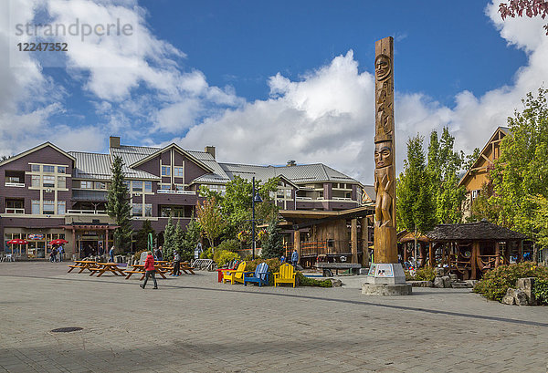 Totempfahl und Geschäfte auf dem Whistler Olympic Plaza und beim Dorfspaziergang  Whistler Village  British Columbia  Kanada  Nordamerika