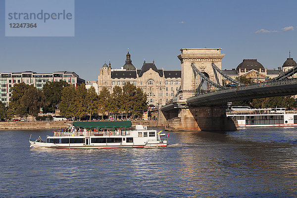 Kettenbrücke über die Donau  Hotel Four Seasons Gresham Palace  Budapest  Ungarn  Europa