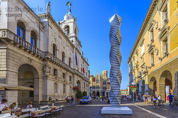Blick auf moderne Kunst und Palazzo Moroni  Gemeinde Padua  Padua  Venetien  Italien  Europa