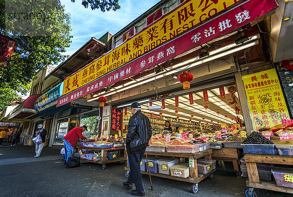 Bunter Gemüseladen und Einkäufer in Chinatown  Vancouver  British Columbia  Kanada  Nordamerika