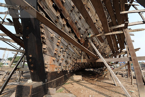 Der Rumpf einer hölzernen Dhau  die vollständig von Hand aus Saal-Holz an den Ufern des Rukmavati-Flusses  Mandvi  Gujarat  Indien  Asien  hergestellt wird