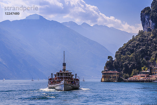 Blick auf ein Fährschiff auf dem Gardasee bei Riva del Garda  Riva del Garda  Gardasee  Trentino  Italienische Seen  Italien  Europa