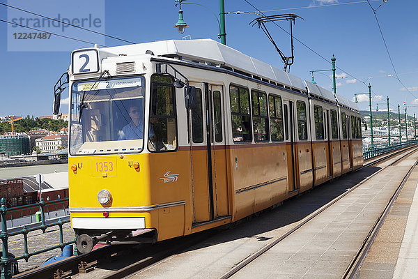 Straßenbahn an der Uferpromenade  Stadtteil Pest  Budapest  Ungarn  Europa
