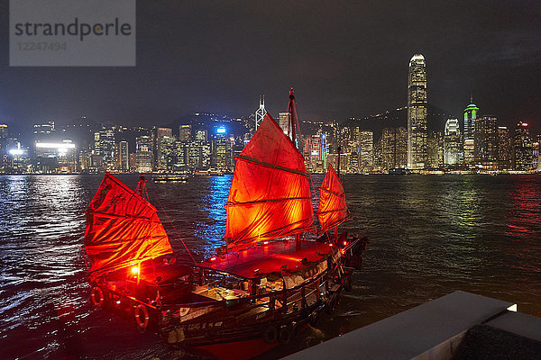Traditionelle chinesische Dschunke für Touristen auf dem Victoria Harbour bei Nacht beleuchtet  Hongkong  China  Asien