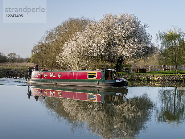 Frühlingsblüte und rotes schmales Boot spiegeln sich in der ruhigen Themse  Oxfordshire  England  Vereinigtes Königreich  Europa