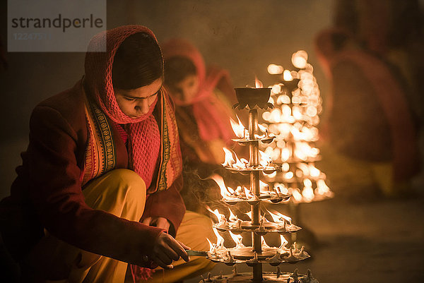 Hinduistische Ganga-Aarti-Zeremonie am Assi Ghat bei Sonnenaufgang  Varanasi  Uttar Pradesh  Indien  Asien