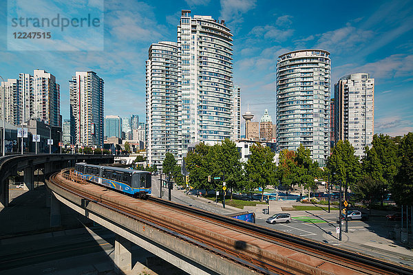 Blick auf Sky Train und städtische Bürogebäude und Wohnungen  Vancouver  British Columbia  Kanada  Nordamerika