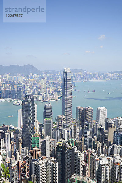 Skyline der Stadt  gesehen vom Victoria Peak mit dem Two International Finance Centre (2IFC)  Hongkong  China  Asien