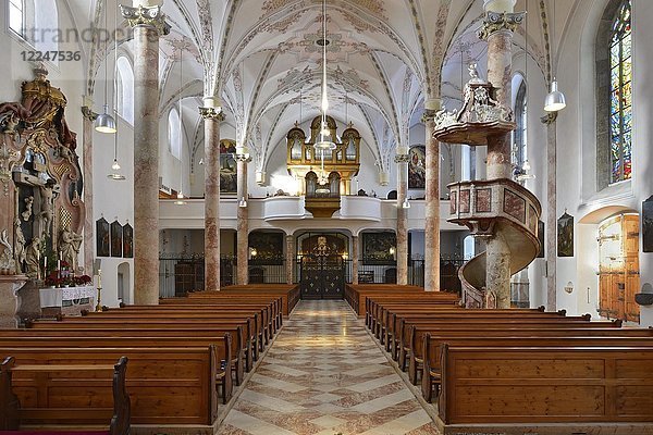 Innenansicht mit Orgelempore  Franziskanerkloster  Schwaz  Tirol  Österreich  Europa