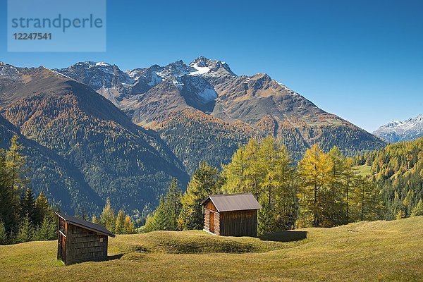 Herbstliche Berglandschaft mit Almhütten  hinter Hoher Riffler  Dawin-Alpe  Waldwiesen  Strengen am Arlberg  Tirol  Österreich  Europa