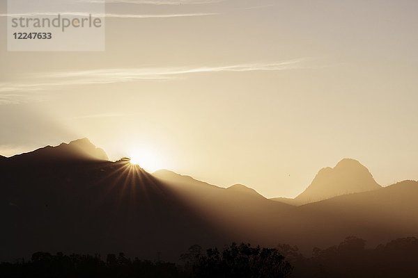 Sonnenuntergang hinter Bergen  Wildnis  Garden Route  Südafrika  Afrika