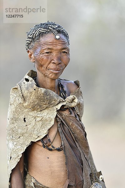 Alte San-Frau  Buschmann-Stamm  Porträt  Kalahari  Namibia  Afrika