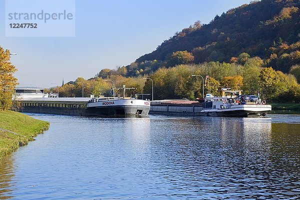 Frachtschiffe an der Schleuse Kelheim  Altmühl  Main-Donau-Kanal  Kelheim  Altmühltal  Niederbayern  Bayern  Deutschland  Europa
