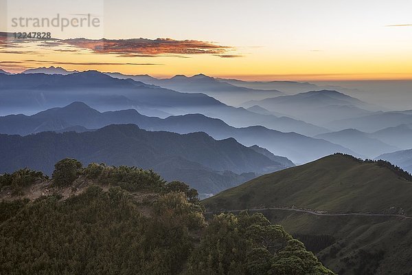 Taiwans höchstgelegene befahrbare Straße vor den Bergketten des Hehuanshan-Gebirges  Nantou  Taiwan  China  Asien