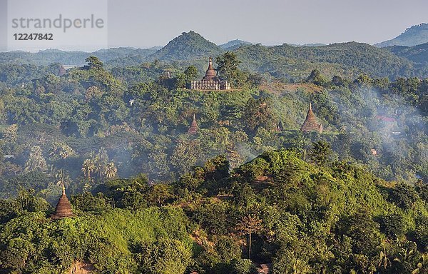 Hügel und Stupas von Mrauk U von der Shwetaung-Pagode aus gesehen bei Sonnenaufgang  Birma  Myanmar  Asien