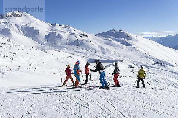 Skifahrer im Skigebiet Rastkogel  Tux Vorderlanersbach  Zillertal  Tirol  Österreich  Europa