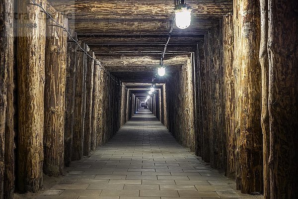 Beleuchteter unterirdischer Tunnel in einem alten Salzbergwerk in Bochnia  Polen  Europa