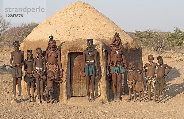 Himba-Frauen mit Kindern vor einer Schlafhütte  Kaokoveld  Namibia  Afrika