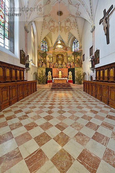 Altarraum mit Chorgestühl  Innenansicht  Franziskanerkloster  Schwaz  Tirol  Österreich  Europa