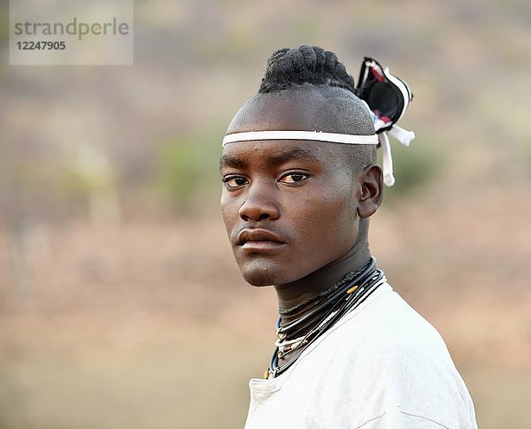 Junger Himba-Mann mit traditioneller Frisur  Porträt  Kaokoveld  Namibia  Afrika