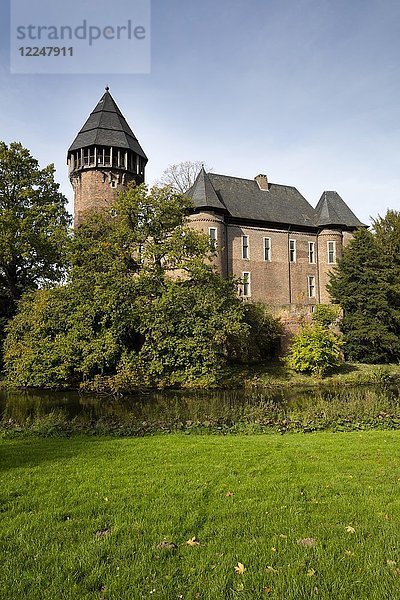 Burg Linn  Wasserburg  Krefeld  Niederrhein  Nordrhein-Westfalen  Deutschland  Europa