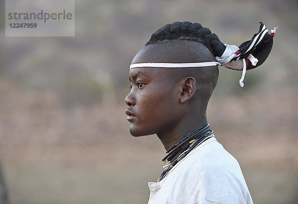 Junger Himba-Mann mit traditioneller Frisur  Porträt  Kaokoveld  Namibia  Afrika
