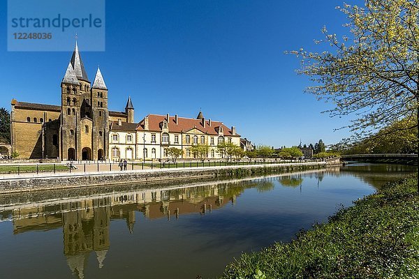 Paray le Monial  Herz-Jesu-Basilika  romanische Kirche  Wallfahrtsort am Fluss Bourbince  Departement Saône et Loire  Frankreich  Europa
